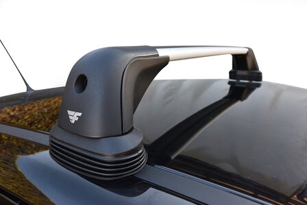 Compactbar gemonteerd op auto